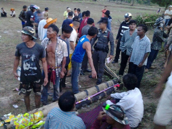 นาทีชีวิต !! บั้งไฟแสนตกใส่ชาวบ้าน สังเวย 2 ศพ แขนขาดอีก 1 ราย นาทีชีวิต !! บั้งไฟแสนตกใส่ชาวบ้าน สังเวย 2 ศพ แขนขาดอีก 1 ราย