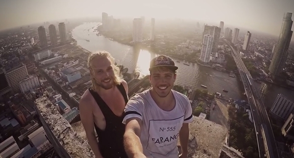 คลิปสุดหวาดเสียว ทีมฝรั่งโชว์ฟรีรันนิ่งบนตึกร้างย่านสาทร คลิปสุดหวาดเสียว ทีมฝรั่งโชว์ฟรีรันนิ่งบนตึกร้างย่านสาทร