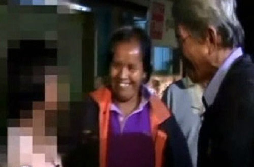 น้องเขียว เจอพ่อแม่แล้ว ชาวบ้านค้านกลับหมู่บ้าน เชื่อยังเป็นผีปอบอยู่ น้องเขียว เจอพ่อแม่แล้ว ชาวบ้านค้านกลับหมู่บ้าน เชื่อยังเป็นผีปอบอยู่