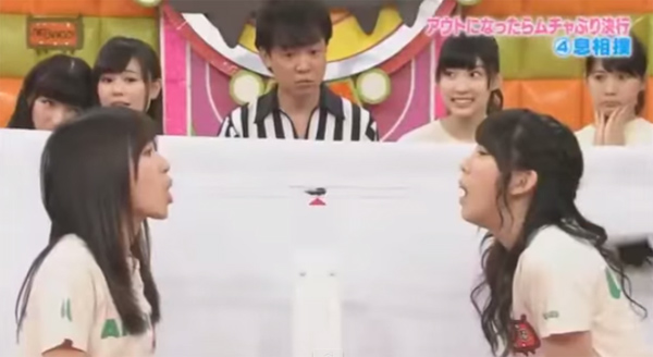 เกมอะไรนี่ แข่งเป่าแมลงใส่ปากเพื่อน ใครแพ้ต้องเคี้ยวกลืนให้หมด เกมอะไรนี่ แข่งเป่าแมลงใส่ปากเพื่อน ใครแพ้ต้องเคี้ยวกลืนให้หมด