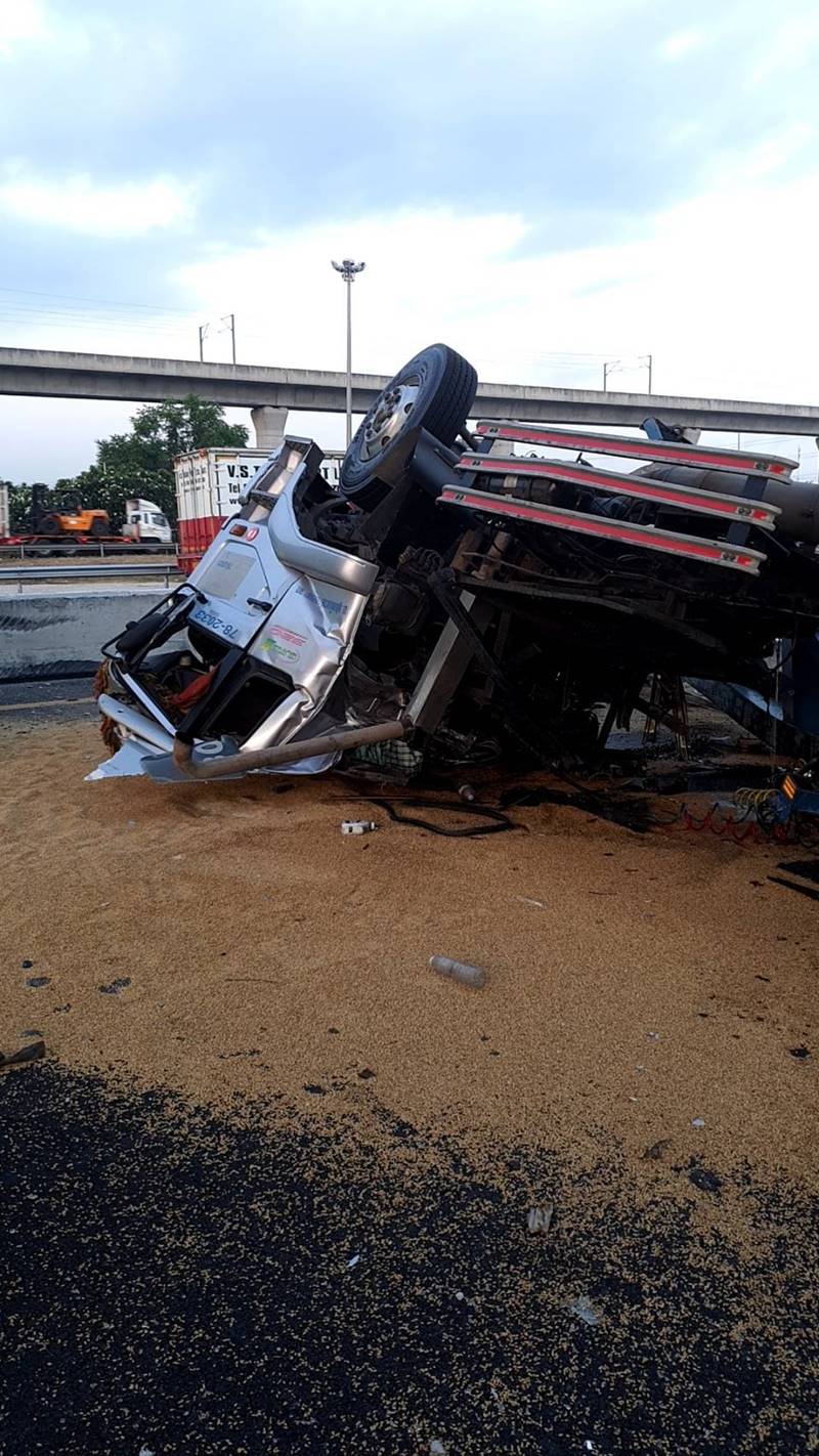 รถพ่วงตกสะพาน รถพ่วงตกสะพาน