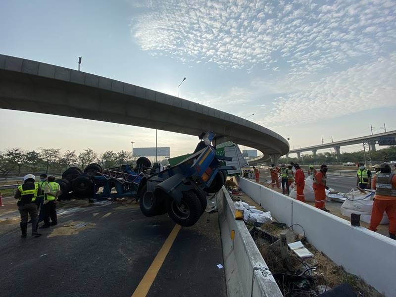 รถพ่วงตกสะพาน รถพ่วงตกสะพาน