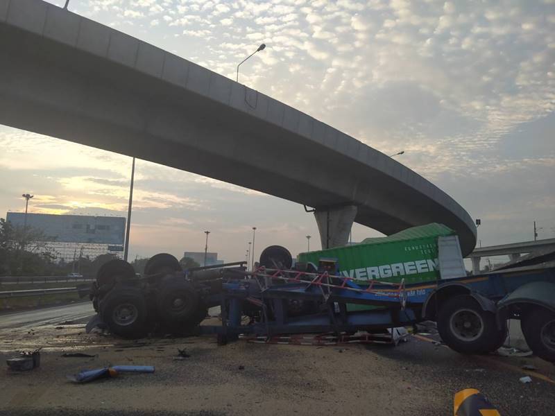 รถพ่วงตกสะพาน รถพ่วงตกสะพาน