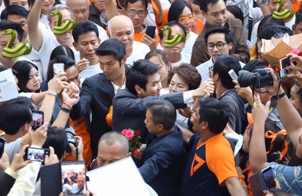 ธนาธร จึงรุ่งเรืองกิจ ธนาธร จึงรุ่งเรืองกิจ