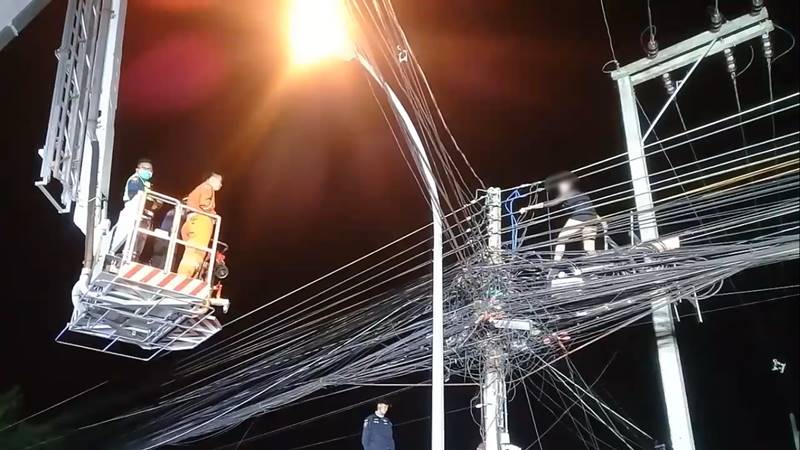 คนปีนเสาไฟ คนปีนเสาไฟ