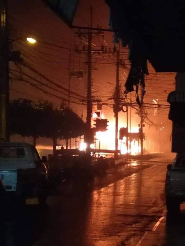 รถน้ำมันชนรถพ่วง รถน้ำมันชนรถพ่วง