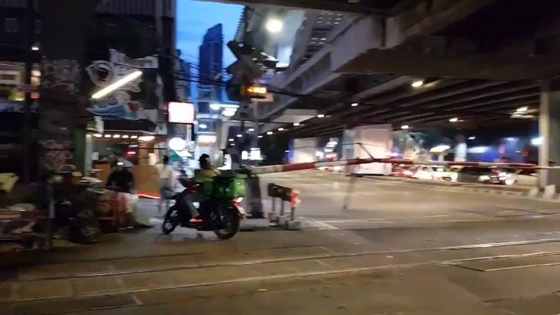 มอเตอร์ไซค์ฝ่าไม้กั้น มอเตอร์ไซค์ฝ่าไม้กั้น