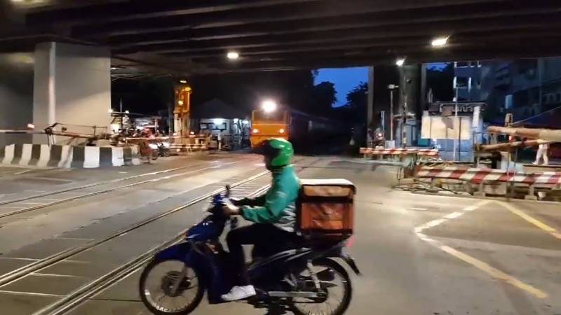 มอเตอร์ไซค์ฝ่าไม้กั้น มอเตอร์ไซค์ฝ่าไม้กั้น