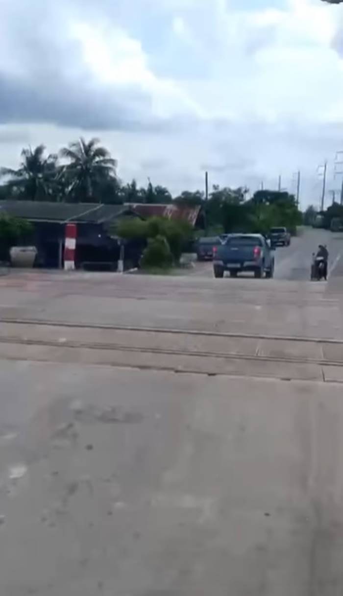 รถไฟชนรถบัส รถไฟชนรถบัส