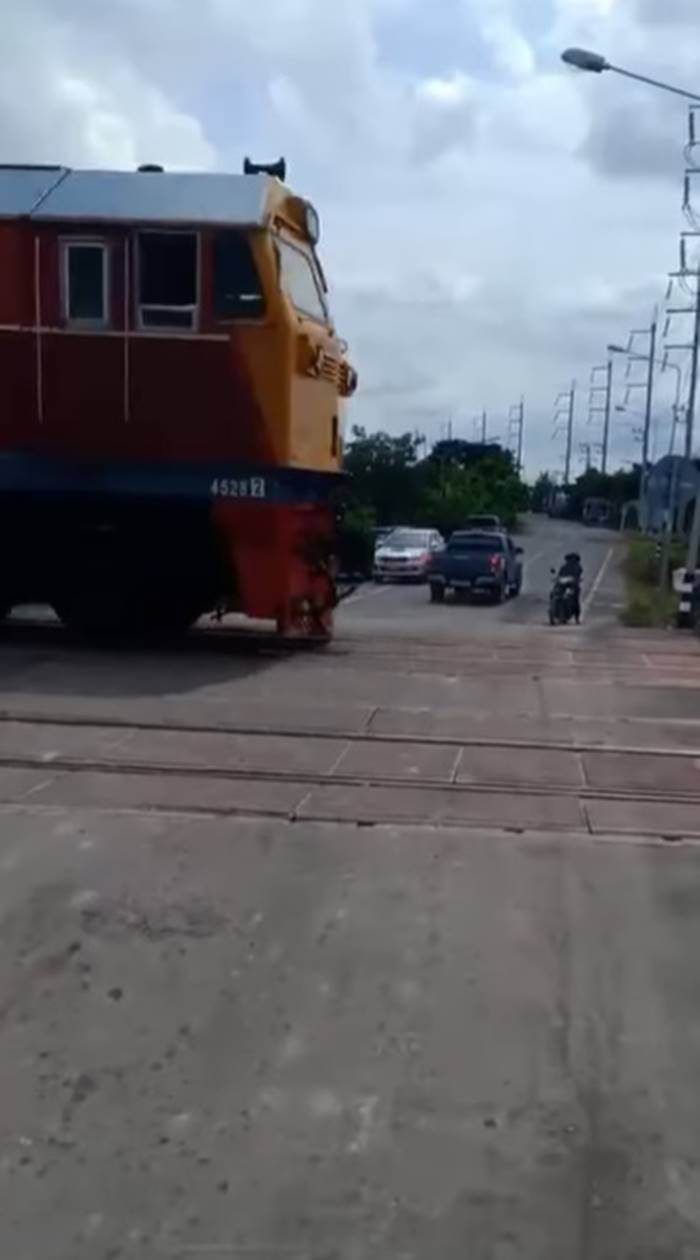 รถไฟชนรถบัส รถไฟชนรถบัส