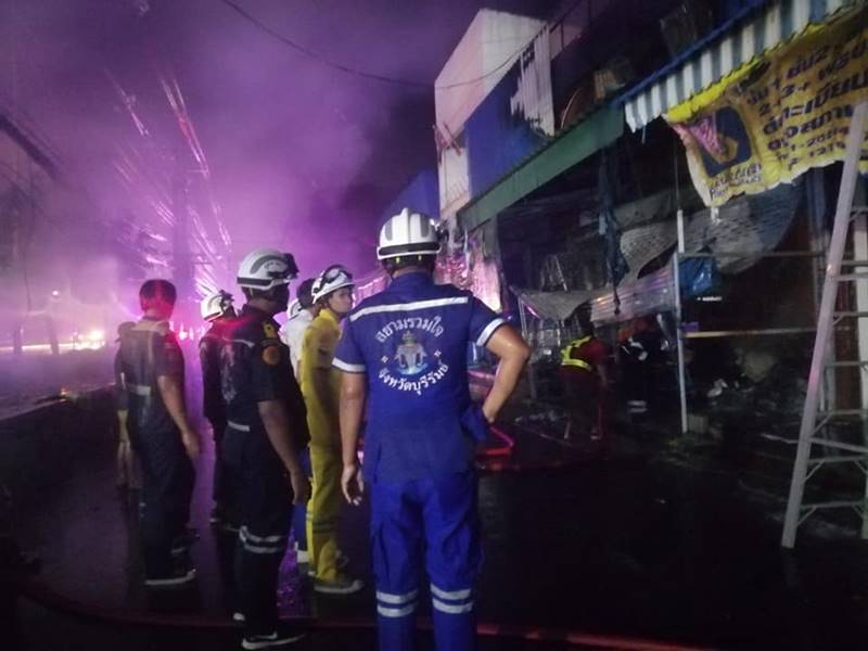 รถน้ำมันชนรถพ่วง รถน้ำมันชนรถพ่วง