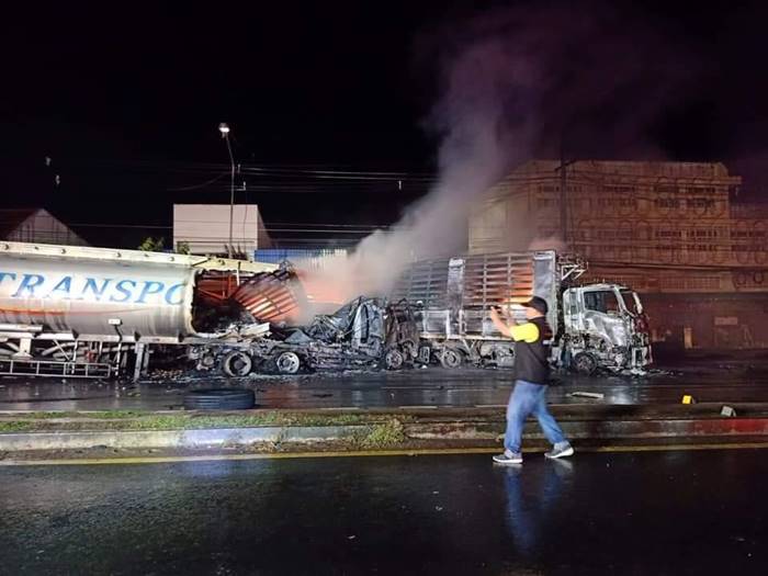 รถน้ำมันชนรถพ่วง รถน้ำมันชนรถพ่วง