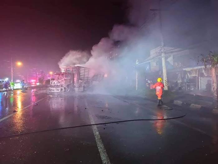 รถน้ำมันชนรถพ่วง รถน้ำมันชนรถพ่วง