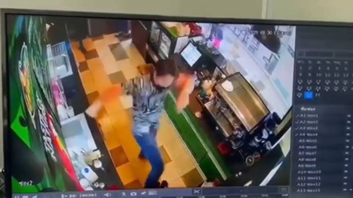 ทำร้ายพนักงานร้านกาแฟ ทำร้ายพนักงานร้านกาแฟ