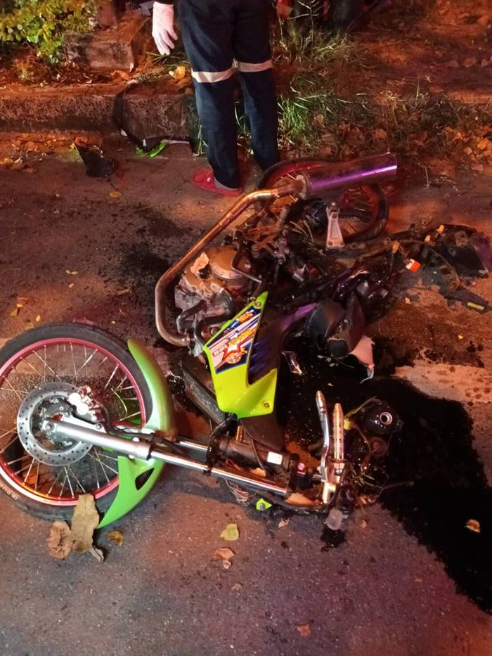 รถชนต้นไม้ รถชนต้นไม้