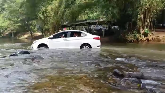 ขับรถข้ามคลอง ขับรถข้ามคลอง