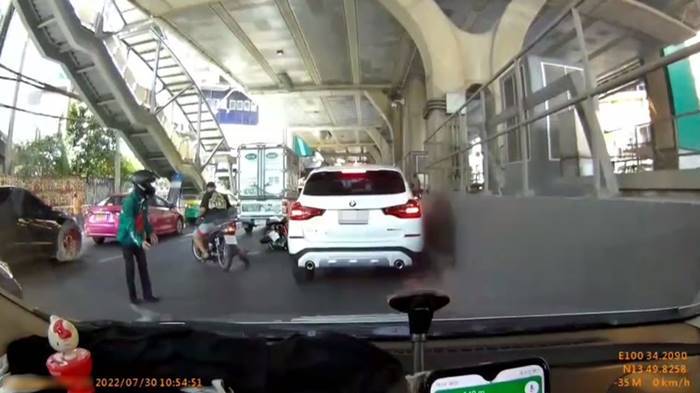 รถชนแกร็บ รถชนแกร็บ