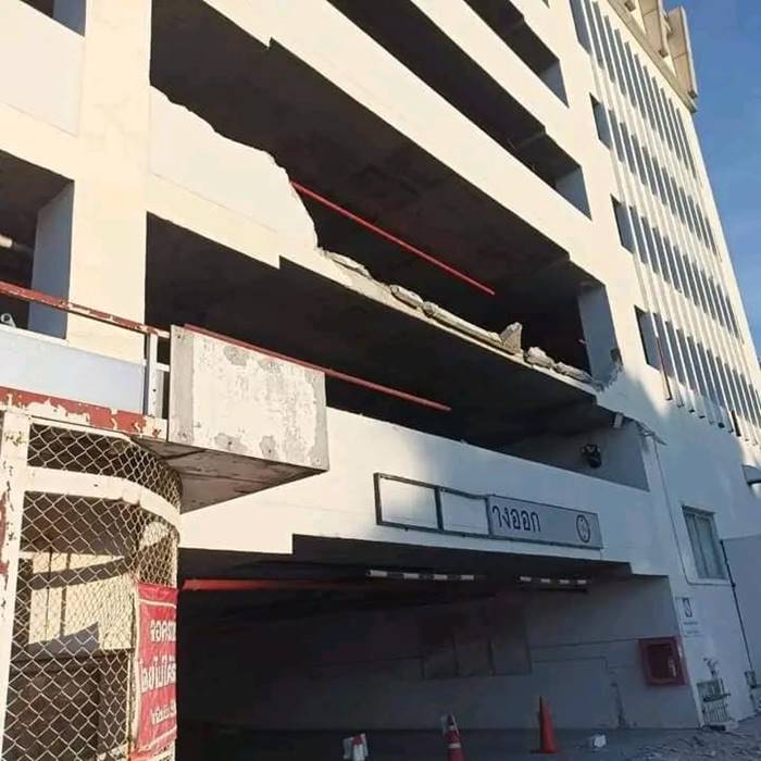 เก๋งตกลานจอดรถ เก๋งตกลานจอดรถ