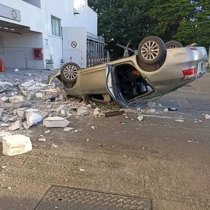 เก๋งตกลานจอดรถ เก๋งตกลานจอดรถ