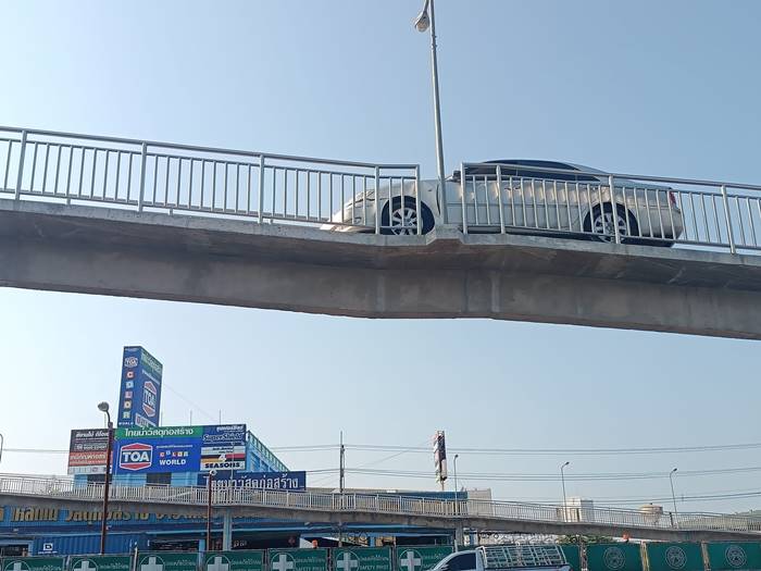 เก๋งขึ้นสะพานกลับมอไซค์ เก๋งขึ้นสะพานกลับมอไซค์