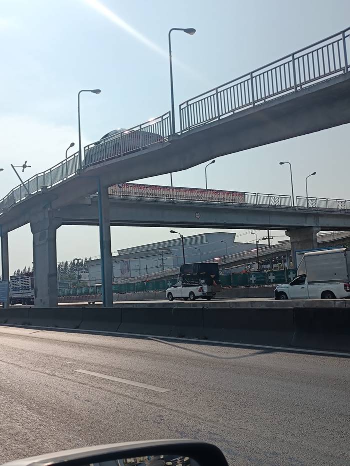 เก๋งขึ้นสะพานกลับมอไซค์ เก๋งขึ้นสะพานกลับมอไซค์