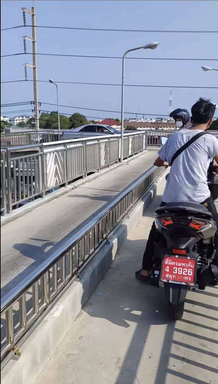 เก๋งขึ้นสะพานกลับมอไซค์ เก๋งขึ้นสะพานกลับมอไซค์