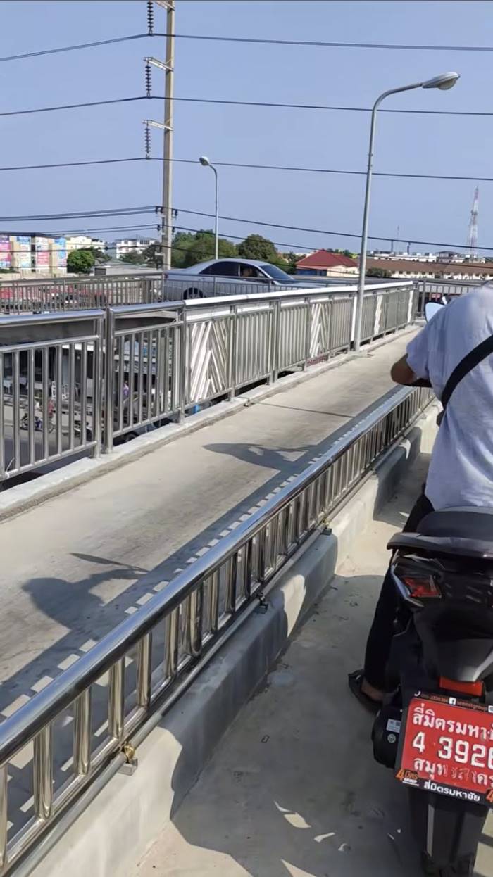 เก๋งขึ้นสะพานกลับมอไซค์ เก๋งขึ้นสะพานกลับมอไซค์