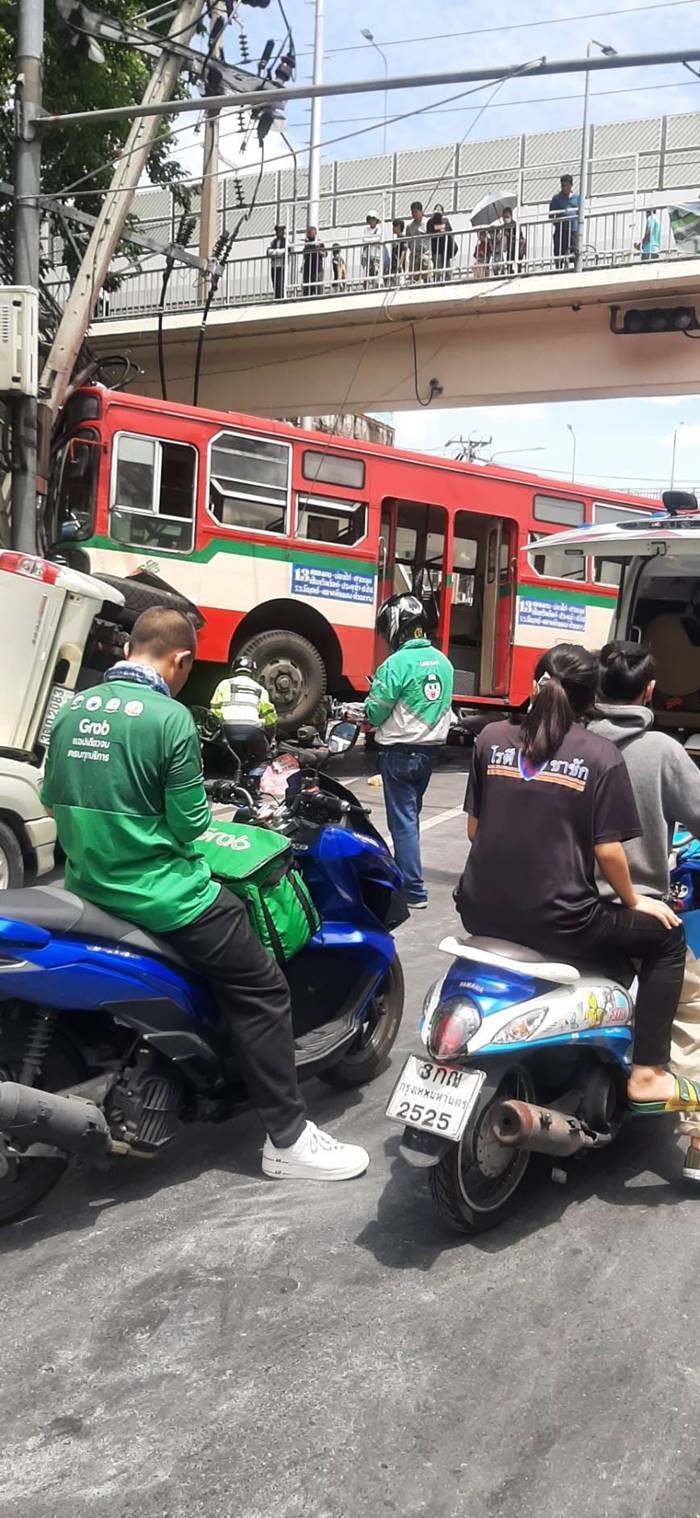 รถเมล์ชนเสาไฟฟ้า รถเมล์ชนเสาไฟฟ้า