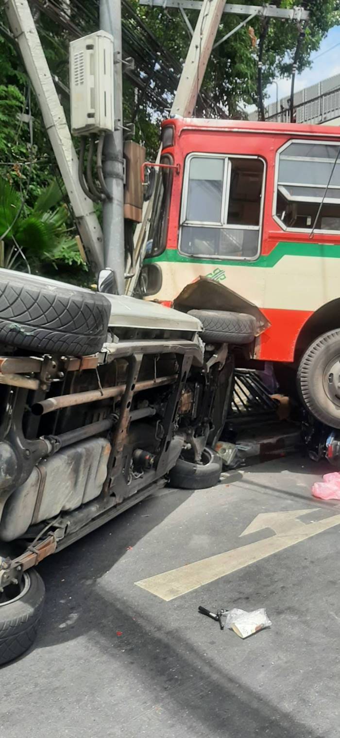 รถเมล์ชนเสาไฟฟ้า รถเมล์ชนเสาไฟฟ้า