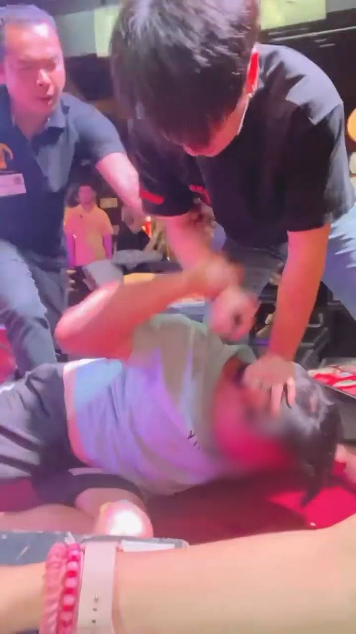 ต่อยนักร้อง ต่อยนักร้อง