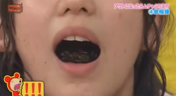 เกมอะไรนี่ แข่งเป่าแมลงใส่ปากเพื่อน ใครแพ้ต้องเคี้ยวกลืนให้หมด เกมอะไรนี่ แข่งเป่าแมลงใส่ปากเพื่อน ใครแพ้ต้องเคี้ยวกลืนให้หมด