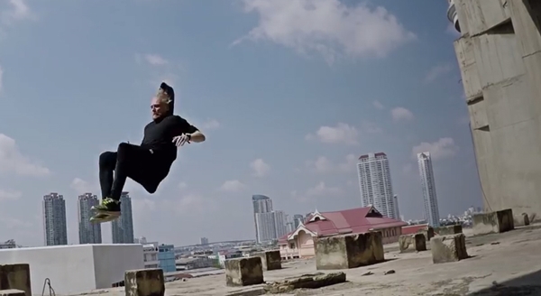 คลิปสุดหวาดเสียว ทีมฝรั่งโชว์ฟรีรันนิ่งบนตึกร้างย่านสาทร คลิปสุดหวาดเสียว ทีมฝรั่งโชว์ฟรีรันนิ่งบนตึกร้างย่านสาทร