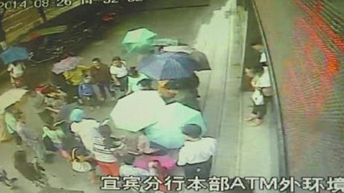 คนเดินถนนจีนช่วยหญิงคลอดลูกกลางสายฝน คนเดินถนนจีนช่วยหญิงคลอดลูกกลางสายฝน