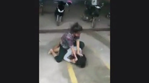 คลิปนัดตบกันที่เซเว่น เกาะช้าง ฝ่ายชายเข้าต่อยช่วยแฟน คลิปนัดตบกันที่เซเว่น เกาะช้าง ฝ่ายชายเข้าต่อยช่วยแฟน