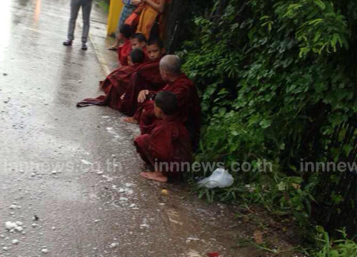 หนุ่มเมาซิ่งกระบะชนพระเณรล้มกลิ้ง บาดเจ็บ 3 รูป หนุ่มเมาซิ่งกระบะชนพระเณรล้มกลิ้ง บาดเจ็บ 3 รูป