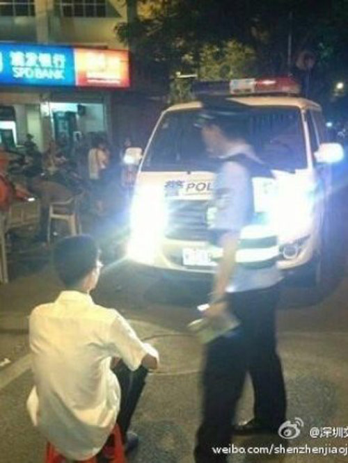 เซินเจิ้นลงโทษคนชอบเปิดไฟสูง นั่งจ้องไฟหน้ารถ 5 นาที เซินเจิ้นลงโทษคนชอบเปิดไฟสูง นั่งจ้องไฟหน้ารถ 5 นาที