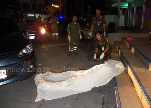 นักศึกษาสาวปี 1 ดิ่งตึกดับคาที่ คาดเครียดจัดเรื่องเพื่อน นักศึกษาสาวปี 1 ดิ่งตึกดับคาที่ คาดเครียดจัดเรื่องเพื่อน