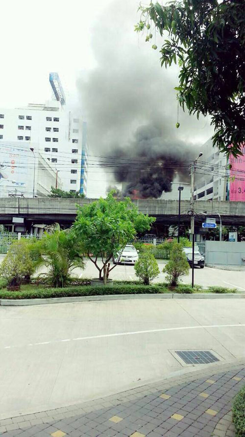 ระทึก ! ไฟไหม้รถตู้บนสะพานข้ามแยกพระราม 9 วอดทั้งคัน ระทึก ! ไฟไหม้รถตู้บนสะพานข้ามแยกพระราม 9 วอดทั้งคัน