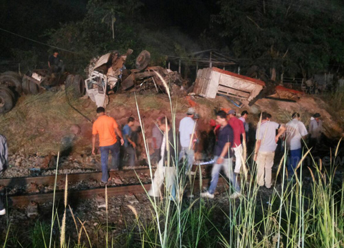 รถไฟชน 10 ล้อ ขอนแก่น ตายเพิ่มอีก 1 รวม 5 ศพ-เจ็บ 42 รถไฟชน 10 ล้อ ขอนแก่น ตายเพิ่มอีก 1 รวม 5 ศพ-เจ็บ 42