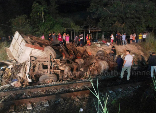 รถไฟชน 10 ล้อ ขอนแก่น ตายเพิ่มอีก 1 รวม 5 ศพ-เจ็บ 42 รถไฟชน 10 ล้อ ขอนแก่น ตายเพิ่มอีก 1 รวม 5 ศพ-เจ็บ 42