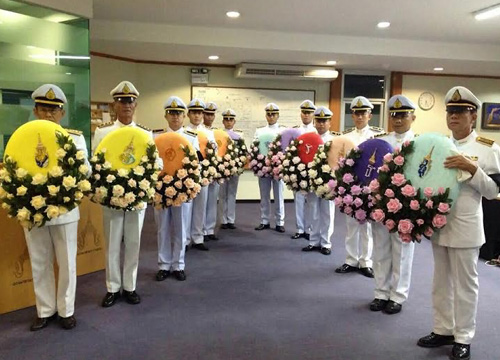 ในหลวงพระราชทานพวงหรีดหน้าศพ 9 นายทหาร ฮ.ตก ในหลวงพระราชทานพวงหรีดหน้าศพ 9 นายทหาร ฮ.ตก