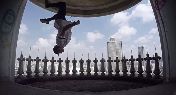 คลิปสุดหวาดเสียว ทีมฝรั่งโชว์ฟรีรันนิ่งบนตึกร้างย่านสาทร คลิปสุดหวาดเสียว ทีมฝรั่งโชว์ฟรีรันนิ่งบนตึกร้างย่านสาทร