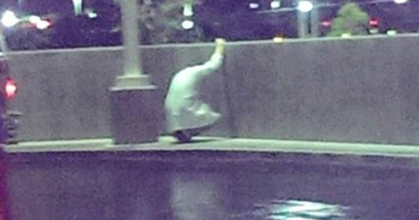 สะเทือนใจ แพทย์นั่งทรุดริมสะพาน ใจสลายช่วยชีวิตผู้ป่วยไม่ได้ สะเทือนใจ แพทย์นั่งทรุดริมสะพาน ใจสลายช่วยชีวิตผู้ป่วยไม่ได้