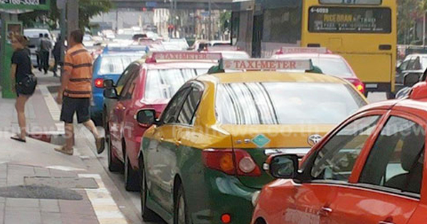 ผู้โดยสารระบาย ถูกแท็กซี่ไล่ลง เพราะเก็บมือถือคืนเจ้าของ !? ผู้โดยสารระบาย ถูกแท็กซี่ไล่ลง เพราะเก็บมือถือคืนเจ้าของ !?