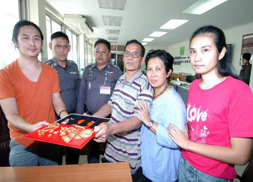 หนุ่มเก็บทองสินสอดหนัก 17 บาท คืนเจ้าของ-ไม่ขอรับสินน้ำใจ หนุ่มเก็บทองสินสอดหนัก 17 บาท คืนเจ้าของ-ไม่ขอรับสินน้ำใจ