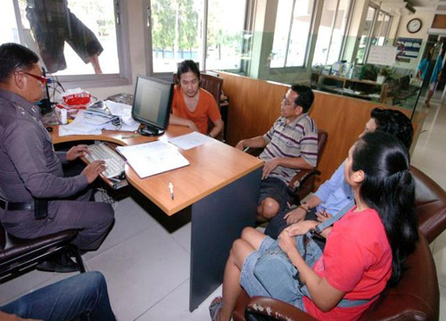 หนุ่มเก็บทองสินสอดหนัก 17 บาท คืนเจ้าของ-ไม่ขอรับสินน้ำใจ หนุ่มเก็บทองสินสอดหนัก 17 บาท คืนเจ้าของ-ไม่ขอรับสินน้ำใจ