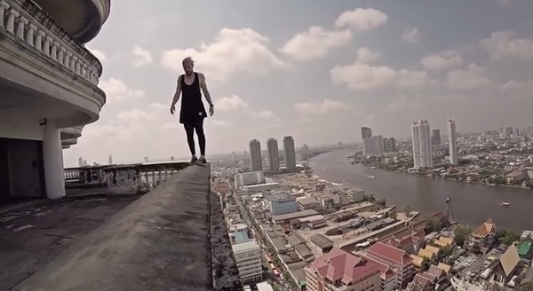 คลิปสุดหวาดเสียว ทีมฝรั่งโชว์ฟรีรันนิ่งบนตึกร้างย่านสาทร คลิปสุดหวาดเสียว ทีมฝรั่งโชว์ฟรีรันนิ่งบนตึกร้างย่านสาทร