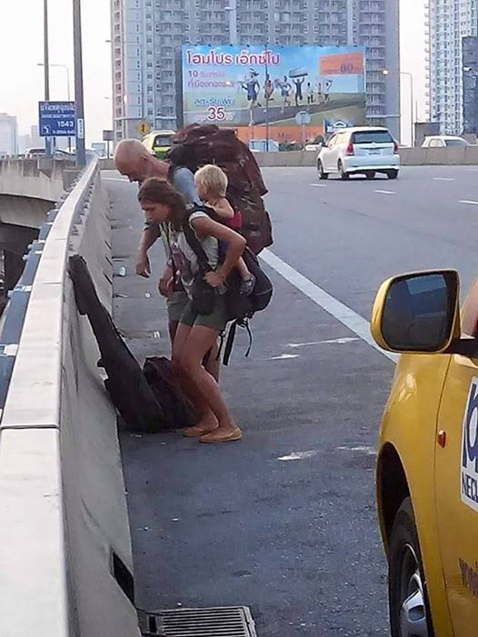 ตำรวจชี้ ภาพฝรั่งถูกทิ้งบนทางด่วน-ลงรถตู้เอง ไม่ใช่เหตุแท็กซี่ทิ้ง ตำรวจชี้ ภาพฝรั่งถูกทิ้งบนทางด่วน-ลงรถตู้เอง ไม่ใช่เหตุแท็กซี่ทิ้ง