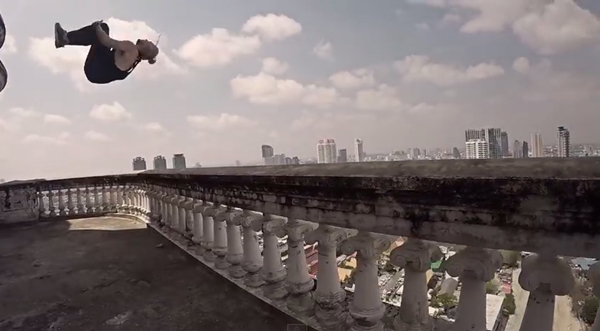 คลิปสุดหวาดเสียว ทีมฝรั่งโชว์ฟรีรันนิ่งบนตึกร้างย่านสาทร คลิปสุดหวาดเสียว ทีมฝรั่งโชว์ฟรีรันนิ่งบนตึกร้างย่านสาทร