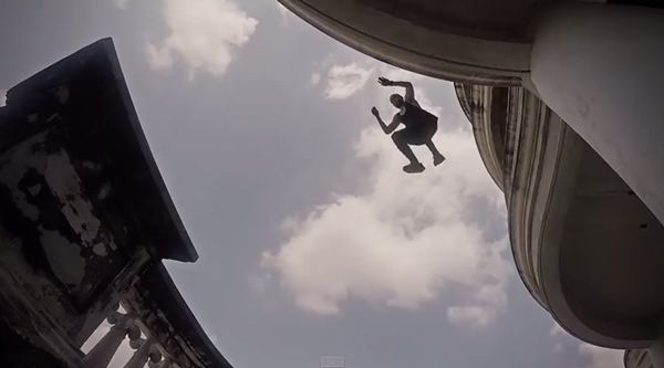 คลิปสุดหวาดเสียว ทีมฝรั่งโชว์ฟรีรันนิ่งบนตึกร้างย่านสาทร คลิปสุดหวาดเสียว ทีมฝรั่งโชว์ฟรีรันนิ่งบนตึกร้างย่านสาทร